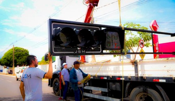 Prefeitura instala semáforos de última geração e reforça segurança no trânsito de Nova Andradina
