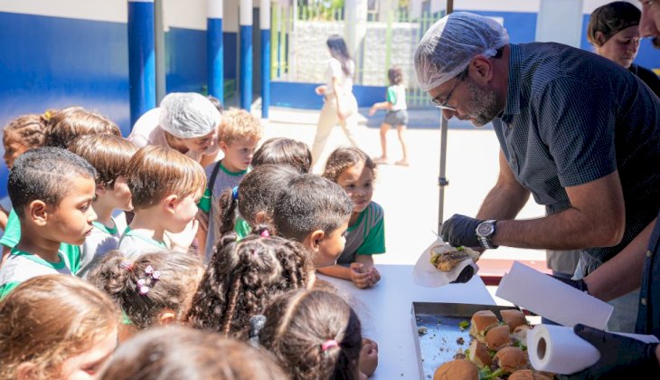 Hambúrguer chega à merenda escolar de Nova Andradina e faz a alegria dos estudantes