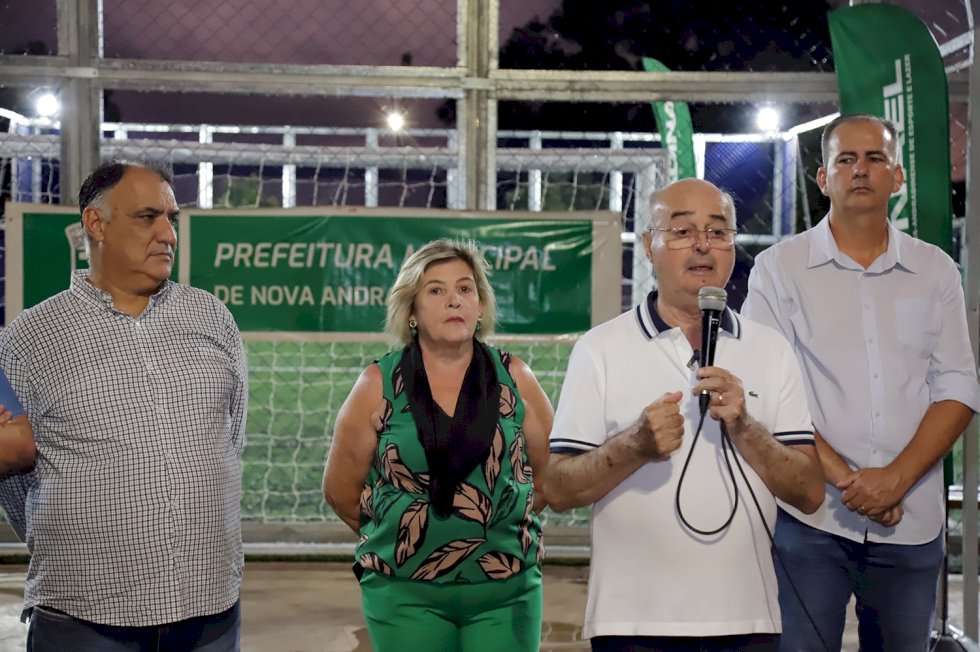 Prefeito realiza entrega de arena esportiva e veículos para município