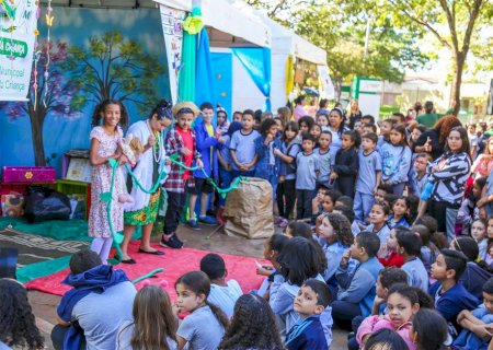 'Cultura de Mão em Mão' recebe milhares de alunos na Praça da Biblioteca