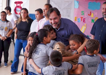 Prefeitura entrega uniformes e ovos de Páscoa para mais de 6 mil alunos da Rede Municipal